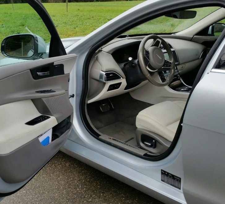 Jaguar XE 2.0 T 300 Prestige AWD
