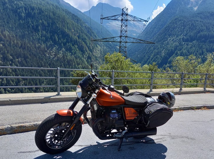 Moto Guzzi V9 850 Bobber Sport
