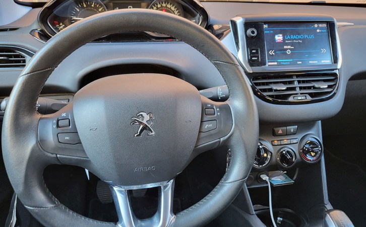 Peugeot 208 1.2 PureTech Signature S/S Peugeot Peugeot 208 1.2 PureTech Signature S/S