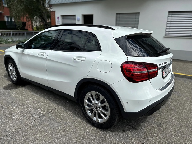 Mercedes-Benz GLA-Klasse X156 GLA 200 Night Star Mercedes-Benz Mercedes-Benz GLA-Klasse X156 GLA 200 Night Star