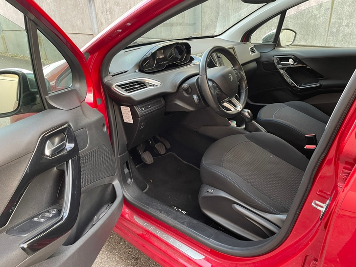 Peugeot 208 PureTech Active S/S - Top Zustand! Peugeot Peugeot 208 1.2 PureTech Active S/S