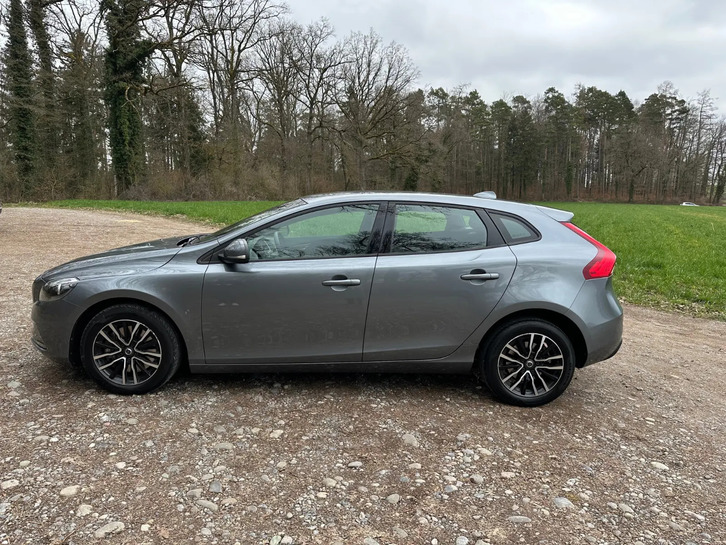 Volvo V40 2.0 D2 - Sicher & Komfortabel Volvo Volvo V40 2.0 D2 Basis S/S