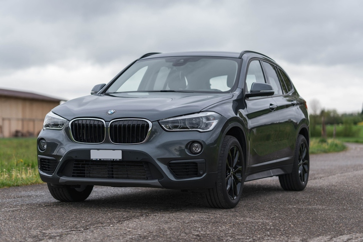 BMW X1 F48 18d xDrive - Top Zustand, 8-fach bereift BMW BMW X1 F48 18d xDrive SAG