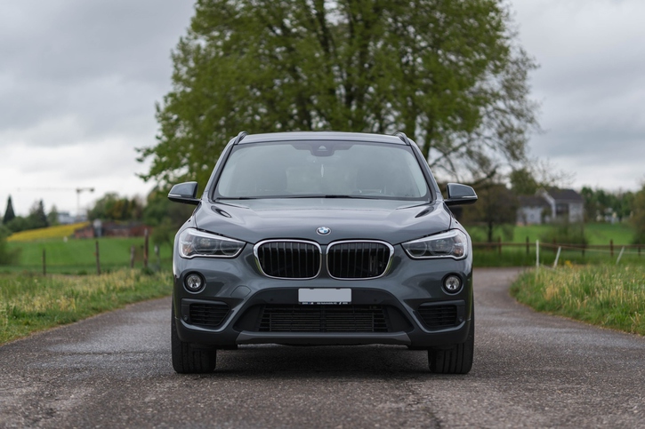 BMW X1 F48 18d xDrive - Top Zustand, 8-fach bereift BMW BMW X1 F48 18d xDrive SAG