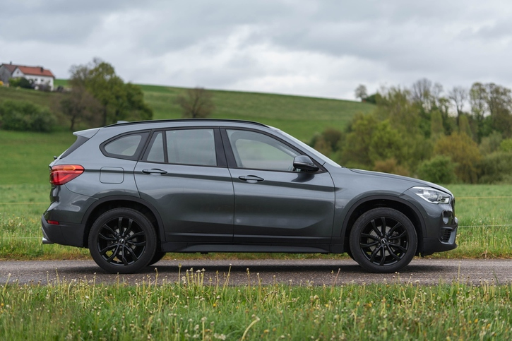 BMW X1 F48 18d xDrive - Top Zustand, 8-fach bereift BMW BMW X1 F48 18d xDrive SAG