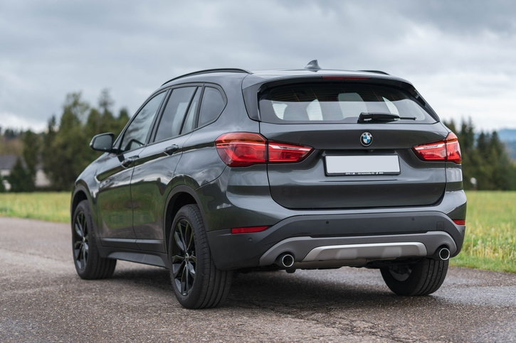 BMW X1 F48 18d xDrive - Top Zustand, 8-fach bereift BMW BMW X1 F48 18d xDrive SAG