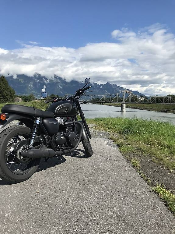 Triumph Bonneville 900 T 100 Black - Neuwertig Triumph Triumph Bonneville 900 T 100 Black