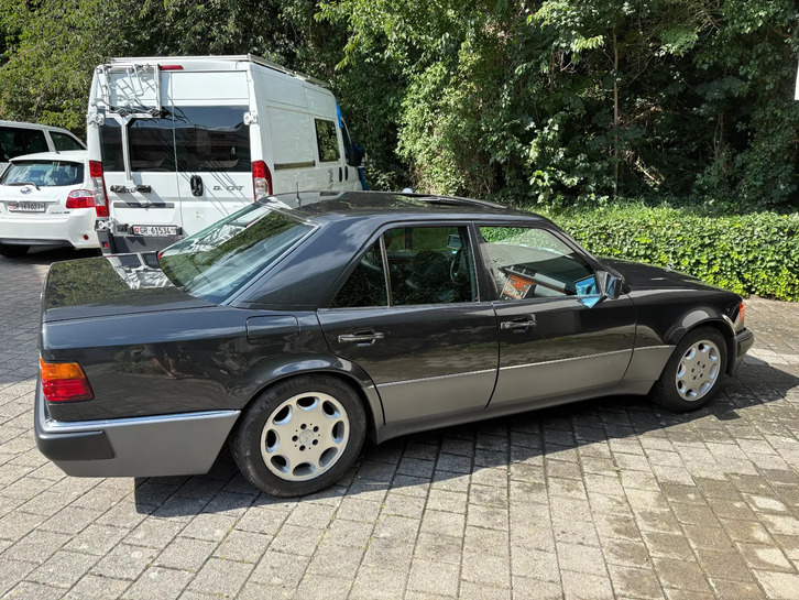 Mercedes-Benz W124 500 E V8
