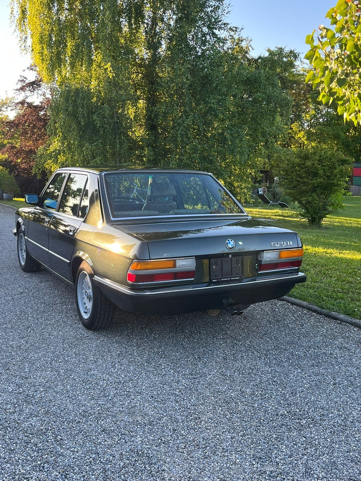 BMW E28 528i
