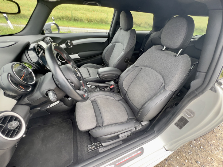 Sportlicher Mini Cooper F56 in WeiÃ?-Silber Mini Mini Mini F56 1.5i Cooper