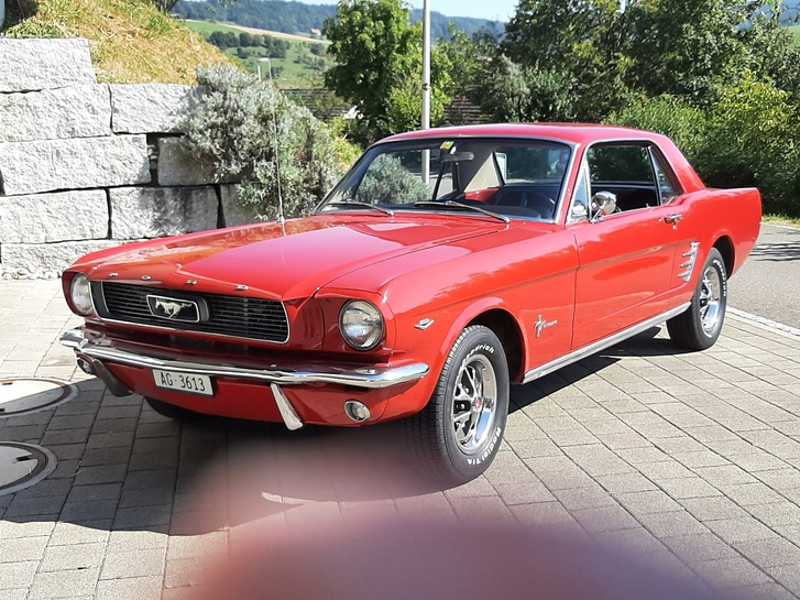 Ford Mustang 4.7 V8 Coupe in Top Zustand FORD FORD MUSTANG 4.7 V8 Coupe