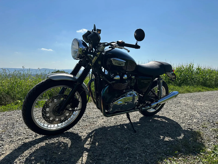 TRIUMPH Thruxton 900