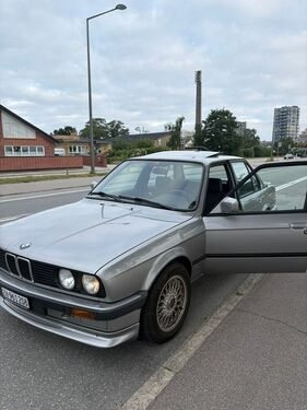 BMW E30 320i