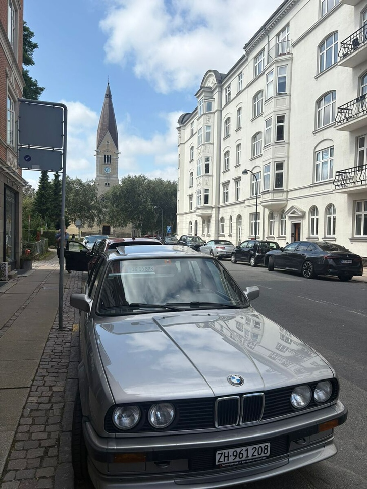 BMW E30 320i