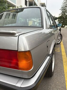 BMW E30 320i