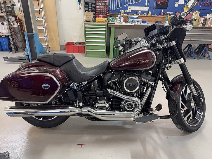 Harley-Davidson Sport Glide 107 in Cherry Red HARLEY-DAVIDSON HARLEY-DAVIDSON FLSB Sport Glide 107
