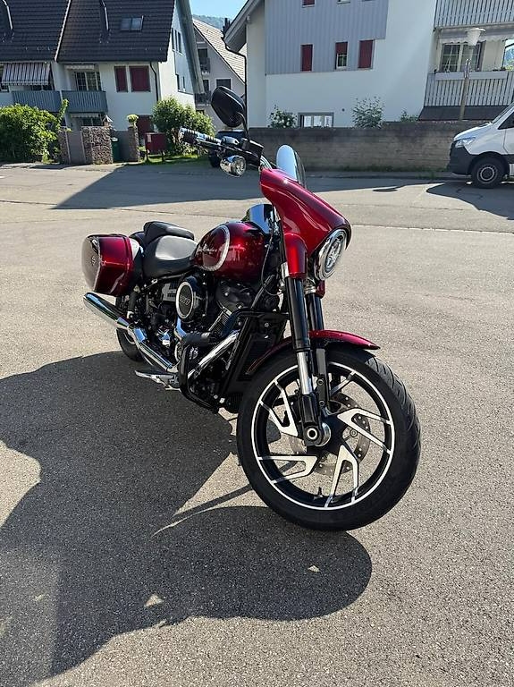 Harley-Davidson Sport Glide 107 in Cherry Red HARLEY-DAVIDSON HARLEY-DAVIDSON FLSB Sport Glide 107