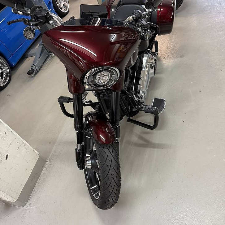 Harley-Davidson Sport Glide 107 in Cherry Red HARLEY-DAVIDSON HARLEY-DAVIDSON FLSB Sport Glide 107