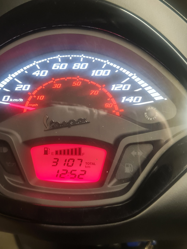 Piaggio Vespa GTS 300 HPE Super Notte in top Zustand PIAGGIO PIAGGIO Vespa GTS 300 HPE Super Notte ABS/ASR