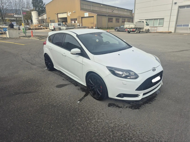 Sportlicher Ford Focus ST-3 mit Top-Ausstattung Ford Ford Focus 2.0i EcoB SCTi ST-3
