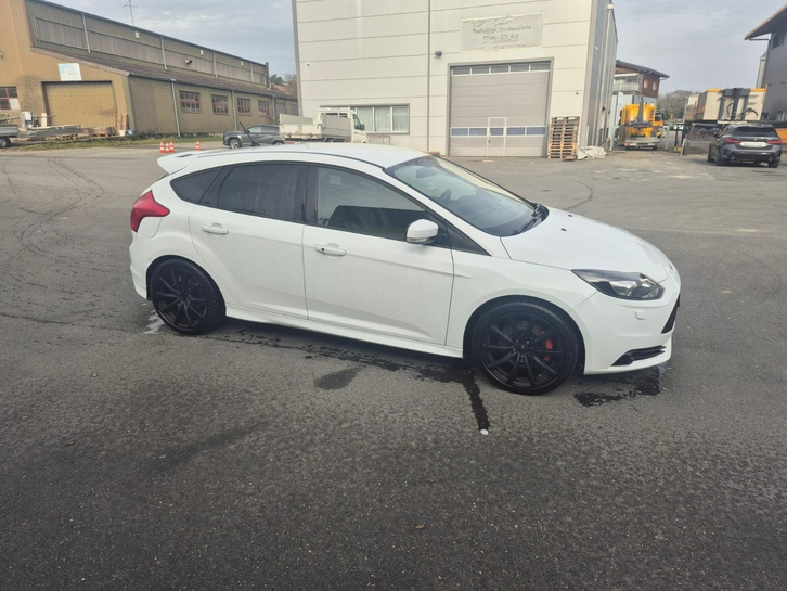 Sportlicher Ford Focus ST-3 mit Top-Ausstattung Ford Ford Focus 2.0i EcoB SCTi ST-3