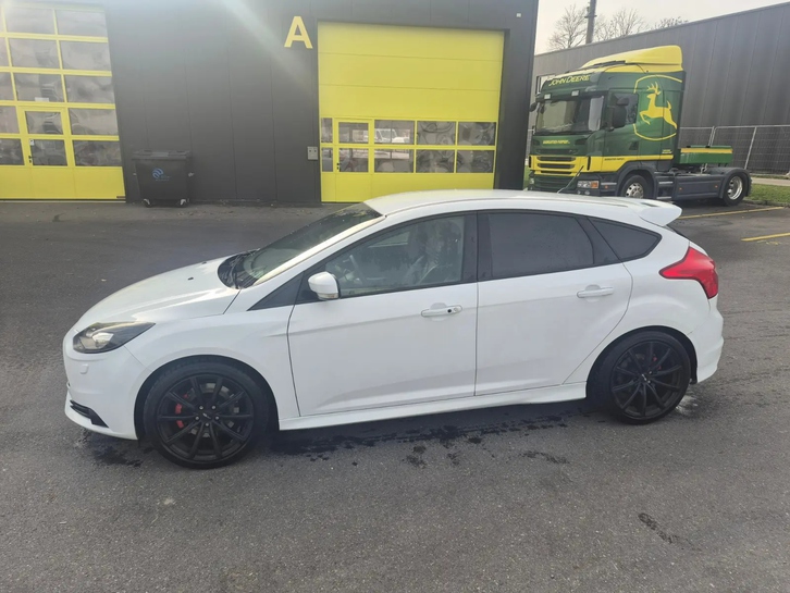 Sportlicher Ford Focus ST-3 mit Top-Ausstattung Ford Ford Focus 2.0i EcoB SCTi ST-3