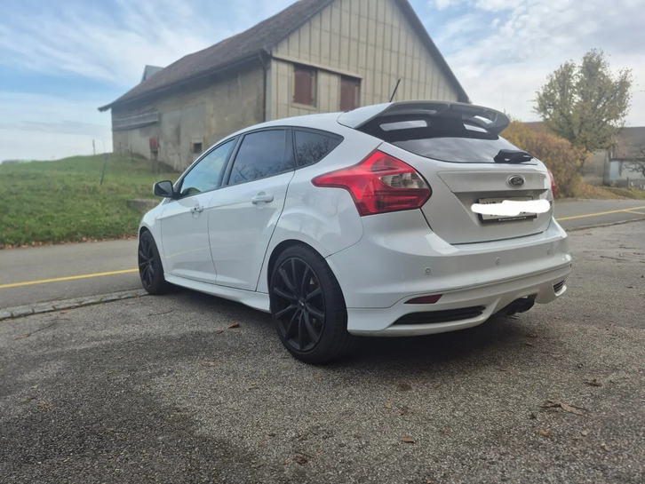 Sportlicher Ford Focus ST-3 mit Top-Ausstattung Ford Ford Focus 2.0i EcoB SCTi ST-3