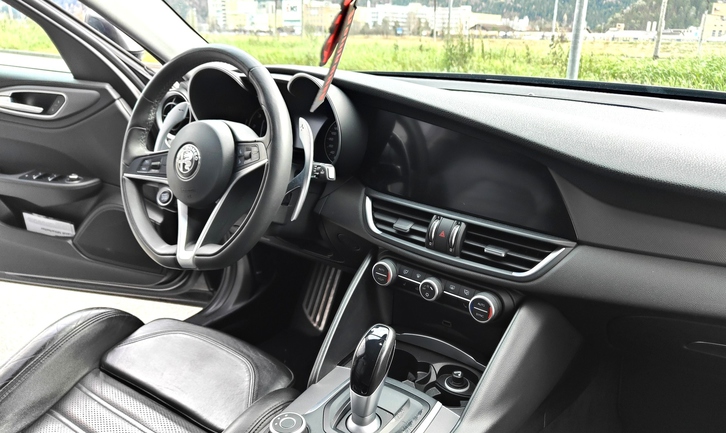 Alfa Romeo Giulia 2.2 D Q4 Veloce - Gebrauchtwagenangebot Alfa Romeo Alfa Romeo Giulia 2.2 D Q4 210 Veloce