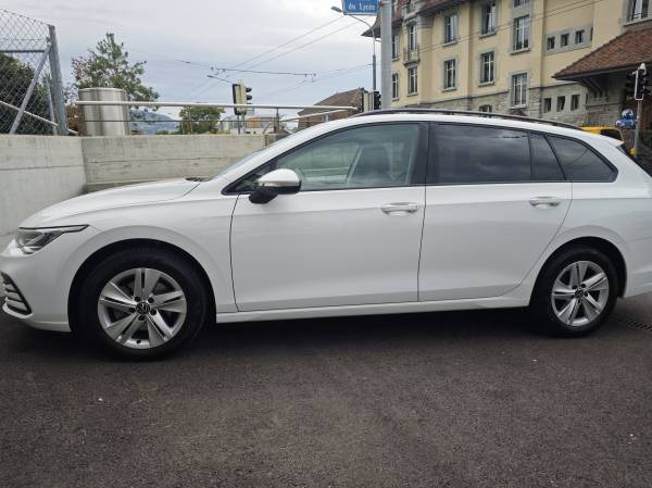 VW Golf VIII Variant 1.0 eTSI Life DSG