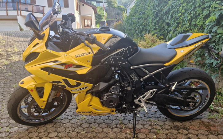 SUZUKI GSX-8R