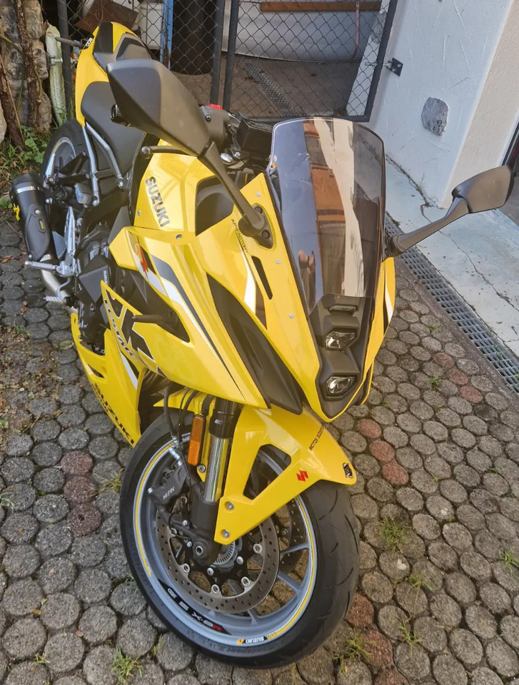SUZUKI GSX-8R