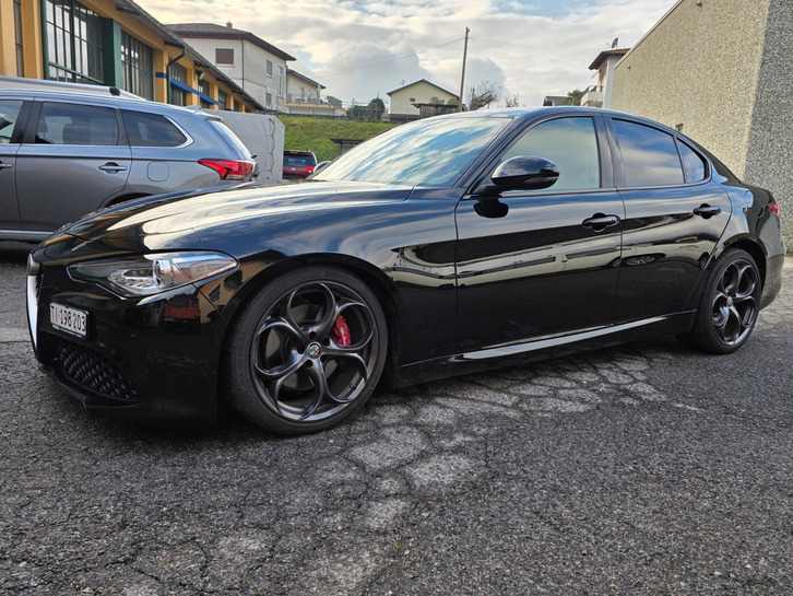 Alfa Romeo Giulia 2.2 D Q4 210 Veloce Alfa Romeo Giulia 2.2 D Q4 210 Veloce