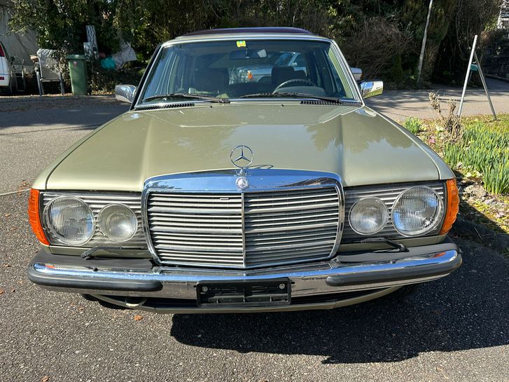 Mercedes-Benz W123 230 E