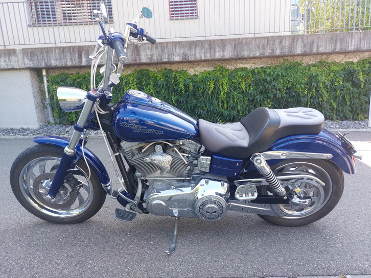 Harley-Davidson Dyna Super Glide Custom - Top Zustand HARLEY-DAVIDSON HARLEY-DAVIDSON FXDWGI Dyna Super Glide Custom