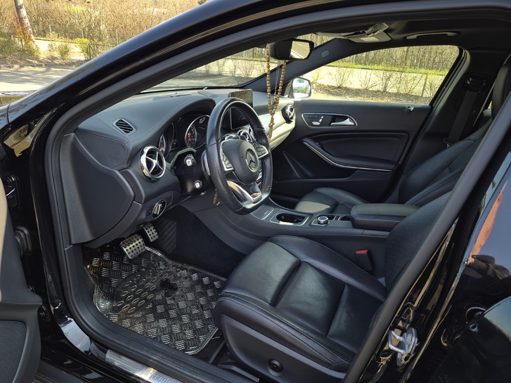 Mercedes-Benz GLA-Klasse X156 GLA 220 AMG Line 4m