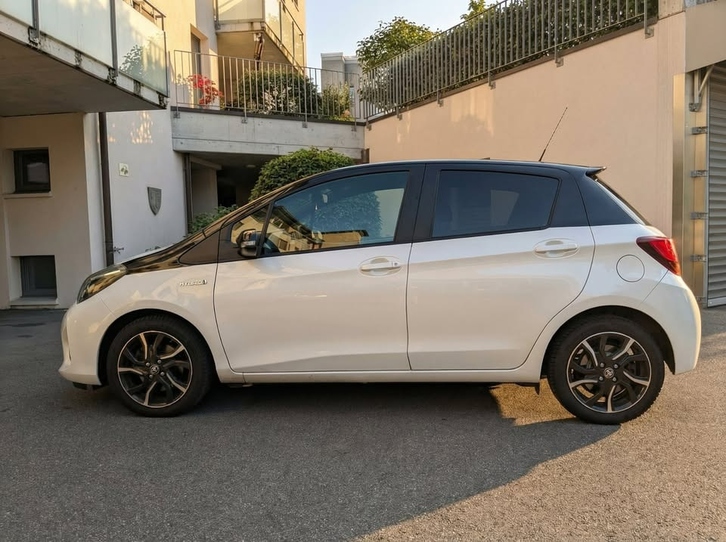 Toyota Yaris 1.5 VVT-i HSD Style Bi-tone