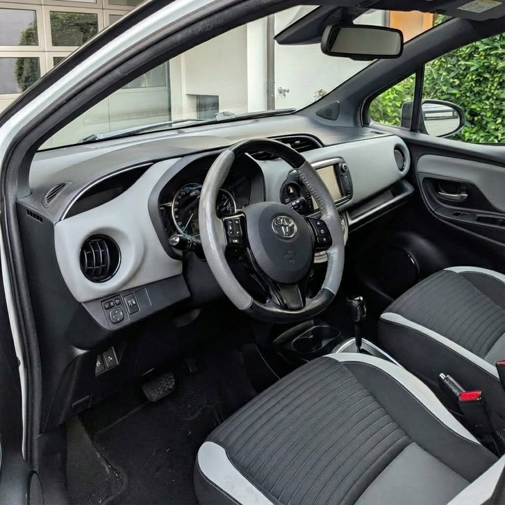 Toyota Yaris 1.5 VVT-i HSD Style Bi-tone