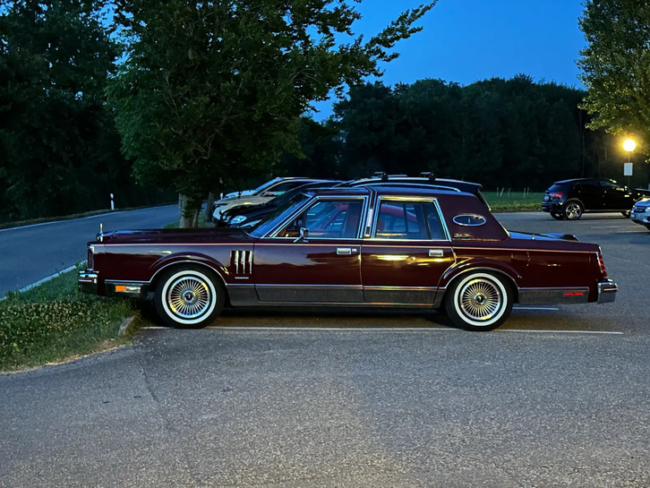 LINCOLN Continental Mark VI  Signature Series