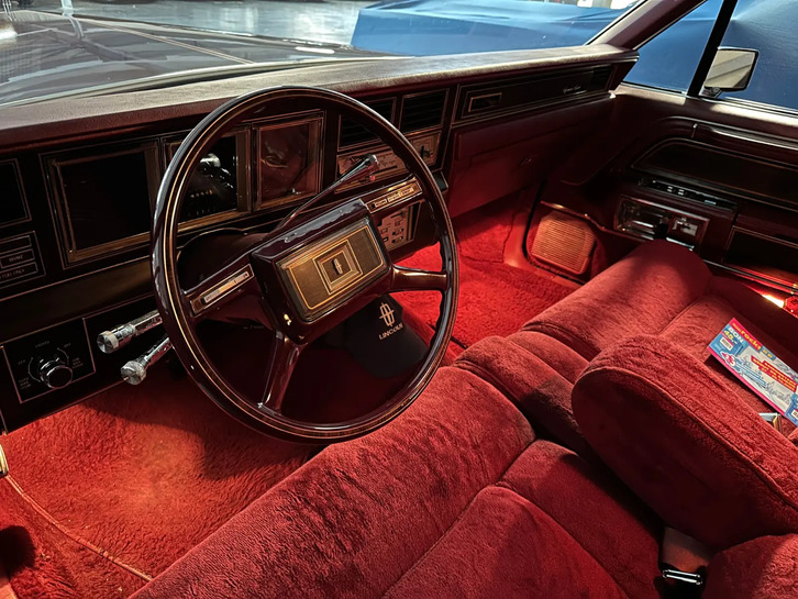 LINCOLN Continental Mark VI  Signature Series