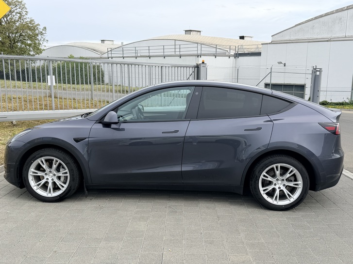 Tesla Model Y Long Range D