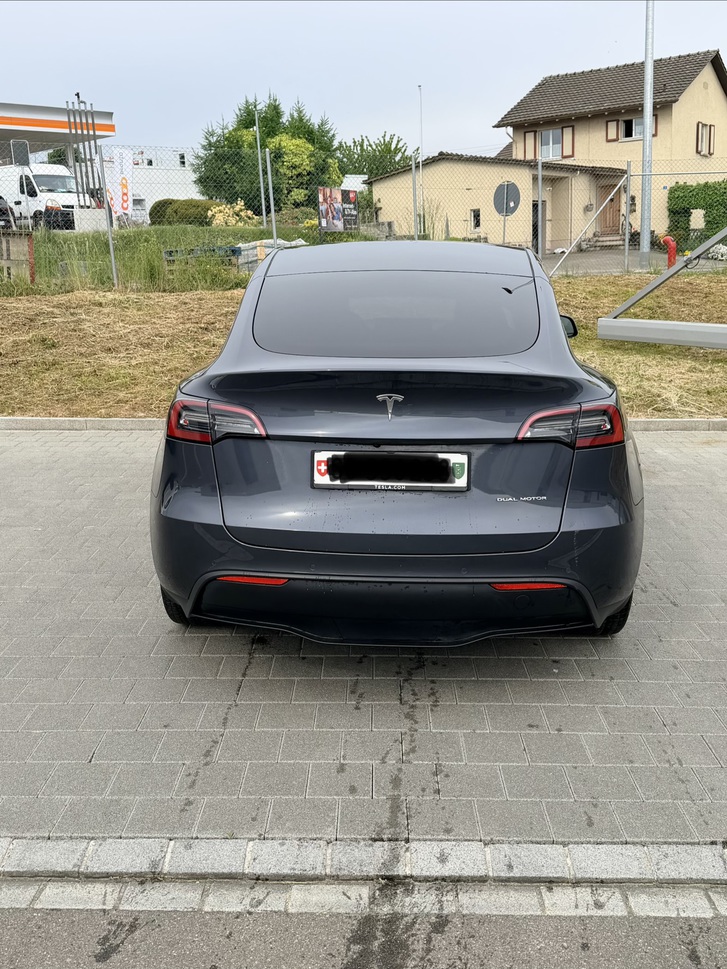 Tesla Model Y Long Range D