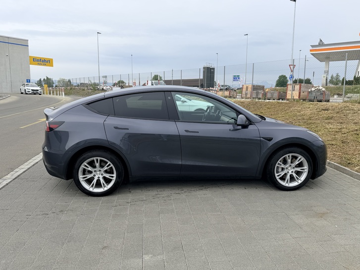 Tesla Model Y Long Range D