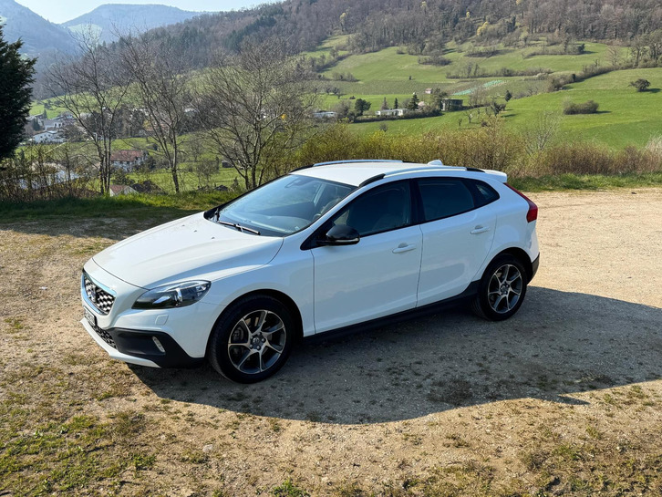 Volvo V40 CC 2.0 T4 AWD | Top Zustand | Ab MFK Volvo Volvo V40 CC 2.0 T4 Momentum AWD S/S