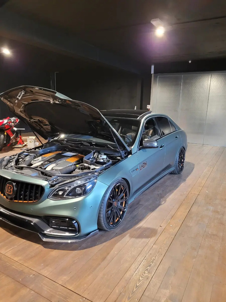 Mercedes-Benz E 63 AMG Brabus - Luxuriöser Sportwagen MERCEDES-BENZ MERCEDES-BENZ E 63 AMG Brabus