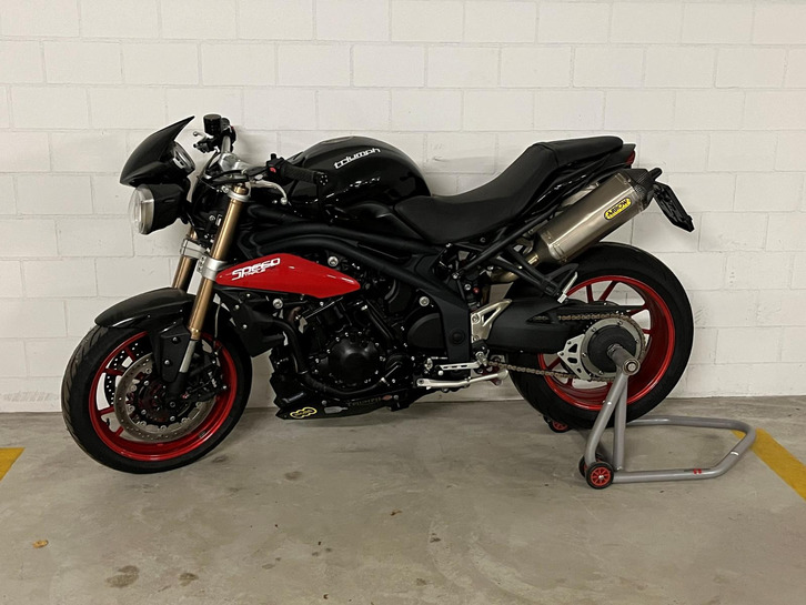 Triumph Speed Triple R 1050 ABS im Top Zustand TRIUMPH TRIUMPH Speed Triple R 1050 ABS