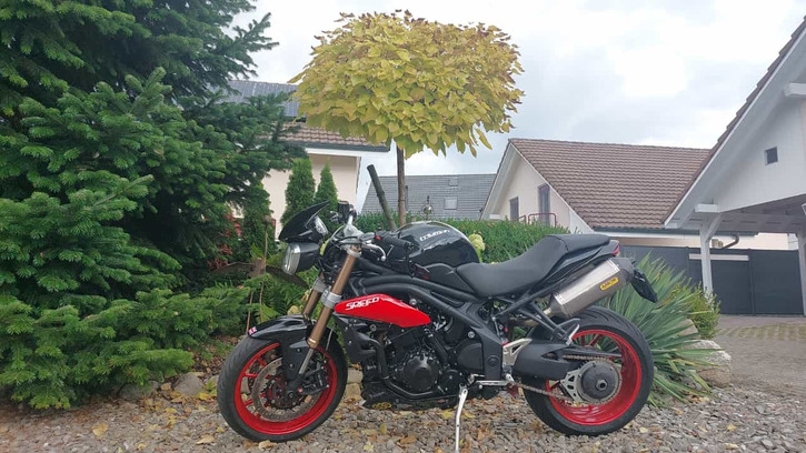 Triumph Speed Triple R 1050 ABS im Top Zustand TRIUMPH TRIUMPH Speed Triple R 1050 ABS