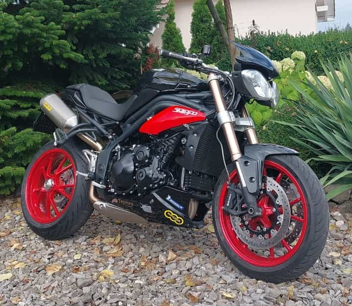 Triumph Speed Triple R 1050 ABS im Top Zustand TRIUMPH TRIUMPH Speed Triple R 1050 ABS