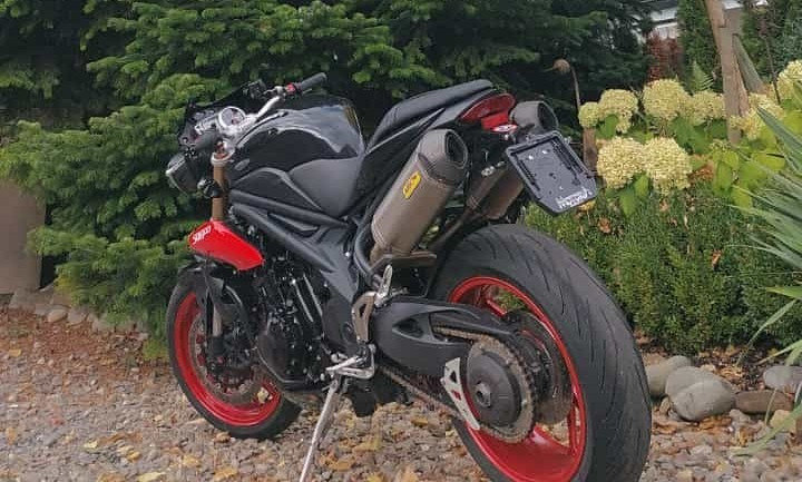 Triumph Speed Triple R 1050 ABS im Top Zustand TRIUMPH TRIUMPH Speed Triple R 1050 ABS