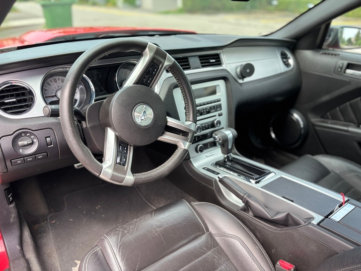 Ford Mustang 3.7 V6 - Leistungsstark & Stilecht FORD FORD Mustang 3.7 V6