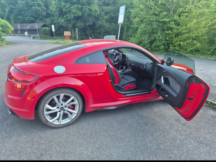 Sportlicher Audi TTS Coup 2.0 TFSI quattro Audi Audi TTS Coupé 2.0 TFSI quattro S-Tronic